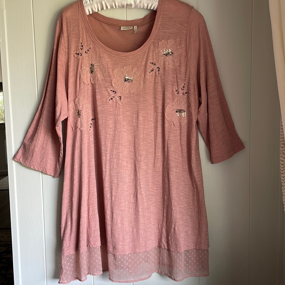LOGO LORI GOLDSTEIN 2X Mauve tunic/shirt appliquéd front & back & bedazzled 😍